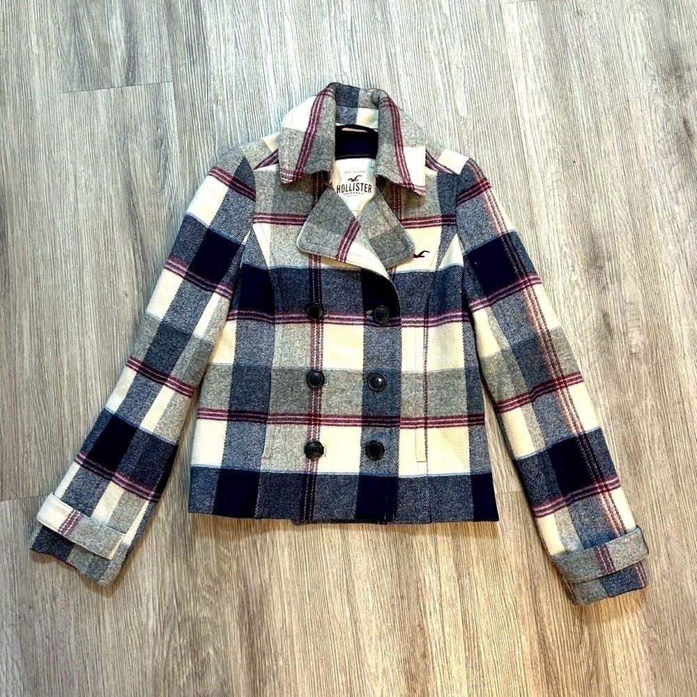 Hollister Wool Blend Double Breasted Plaid Coat with Wide Collar. Pockets.